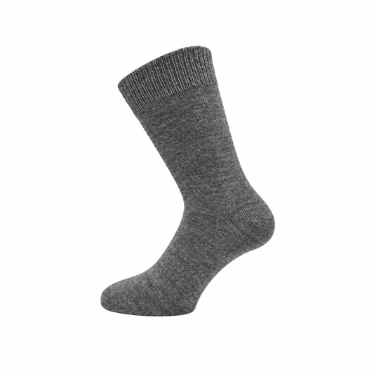 Graue Socke auf weißem Hintergrund