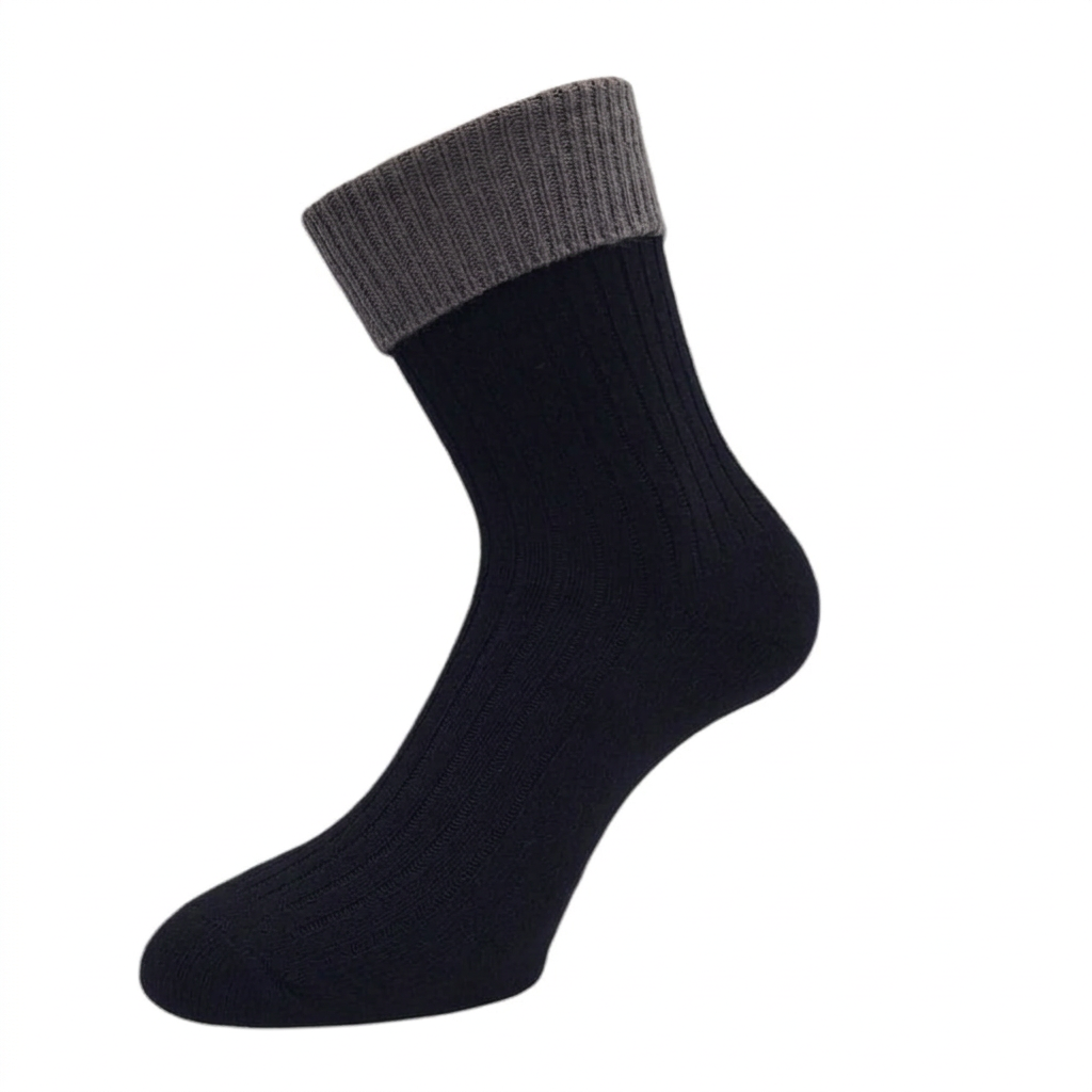 Einzelnes Produktfoto der dunklen Socke mit grauem Bündchen auf weißem Hintergrund