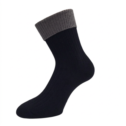 Einzelnes Produktfoto der dunklen Socke mit grauem Bündchen auf weißem Hintergrund