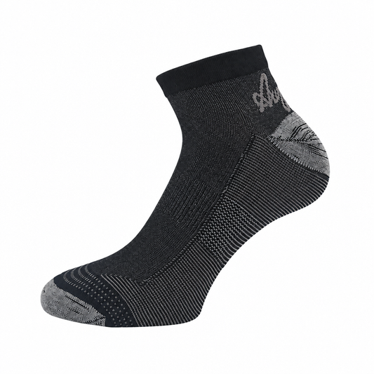 Schwarz-graue Socke auf weißem Hintergrund