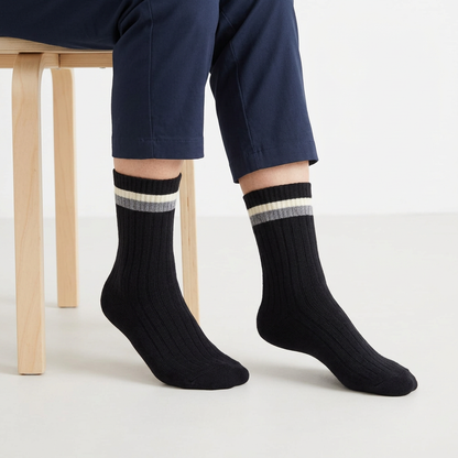 Tragebild einer Frau mit den dunklen Socken, ohne Gesicht